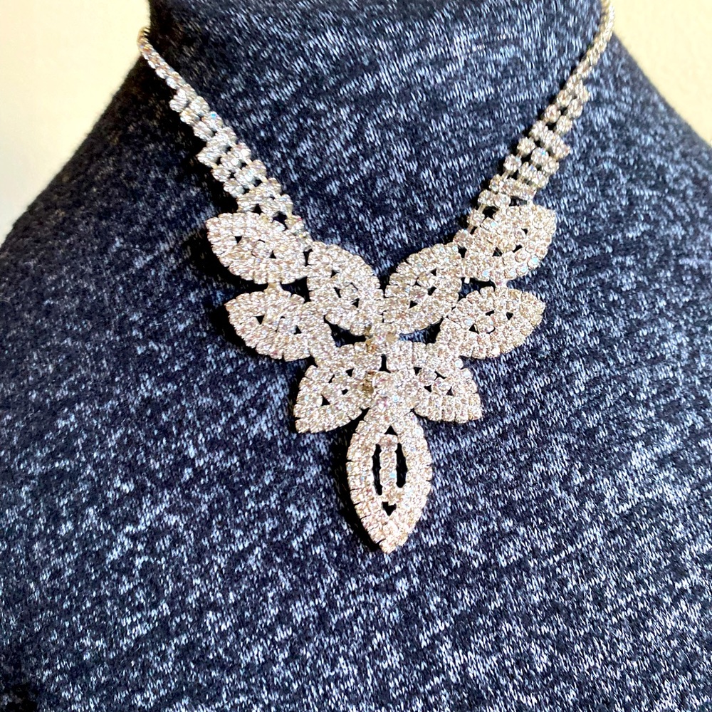 BEAUTIFUL rhinestone necklace